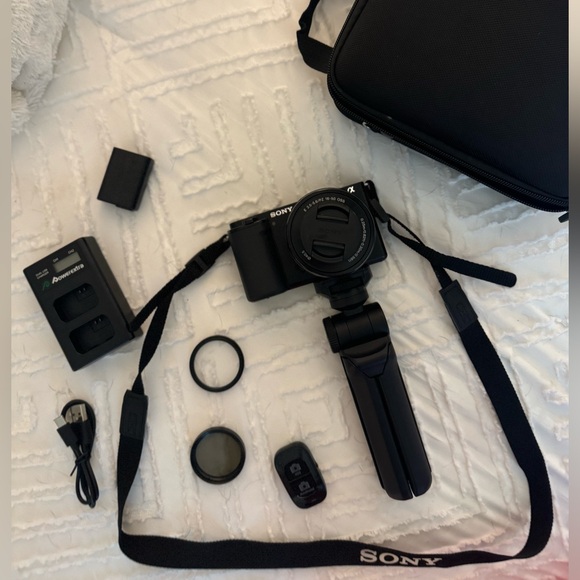 Sony Alpha ZV-E10 Mirrorless Vlog Camera Kit - Black w/ accessories included! - Picture 2 of 16